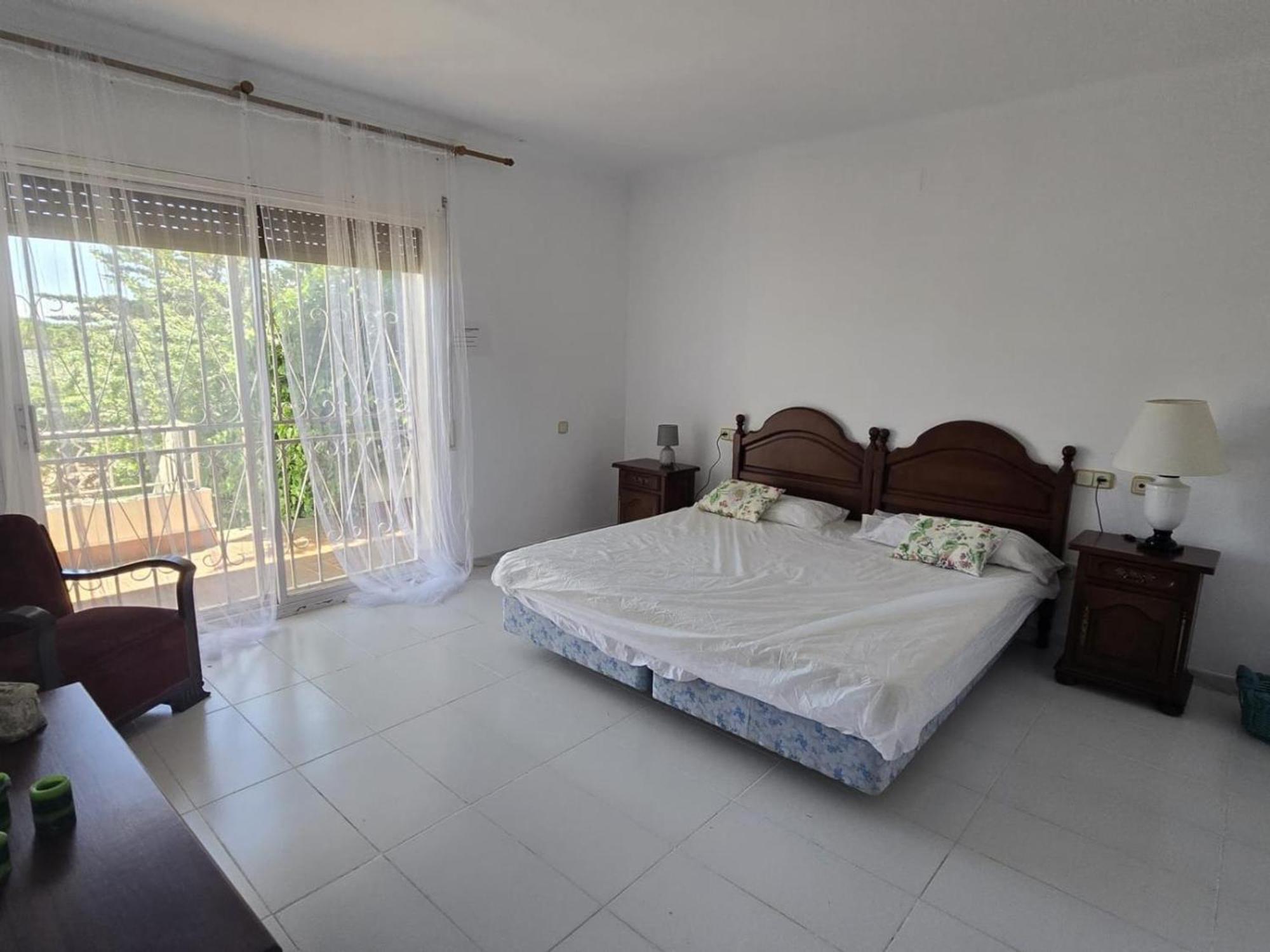 Amplia Casa En 16 Pers. Con Piscina Y Gran Aparcamiento - Es-204-78 Roses