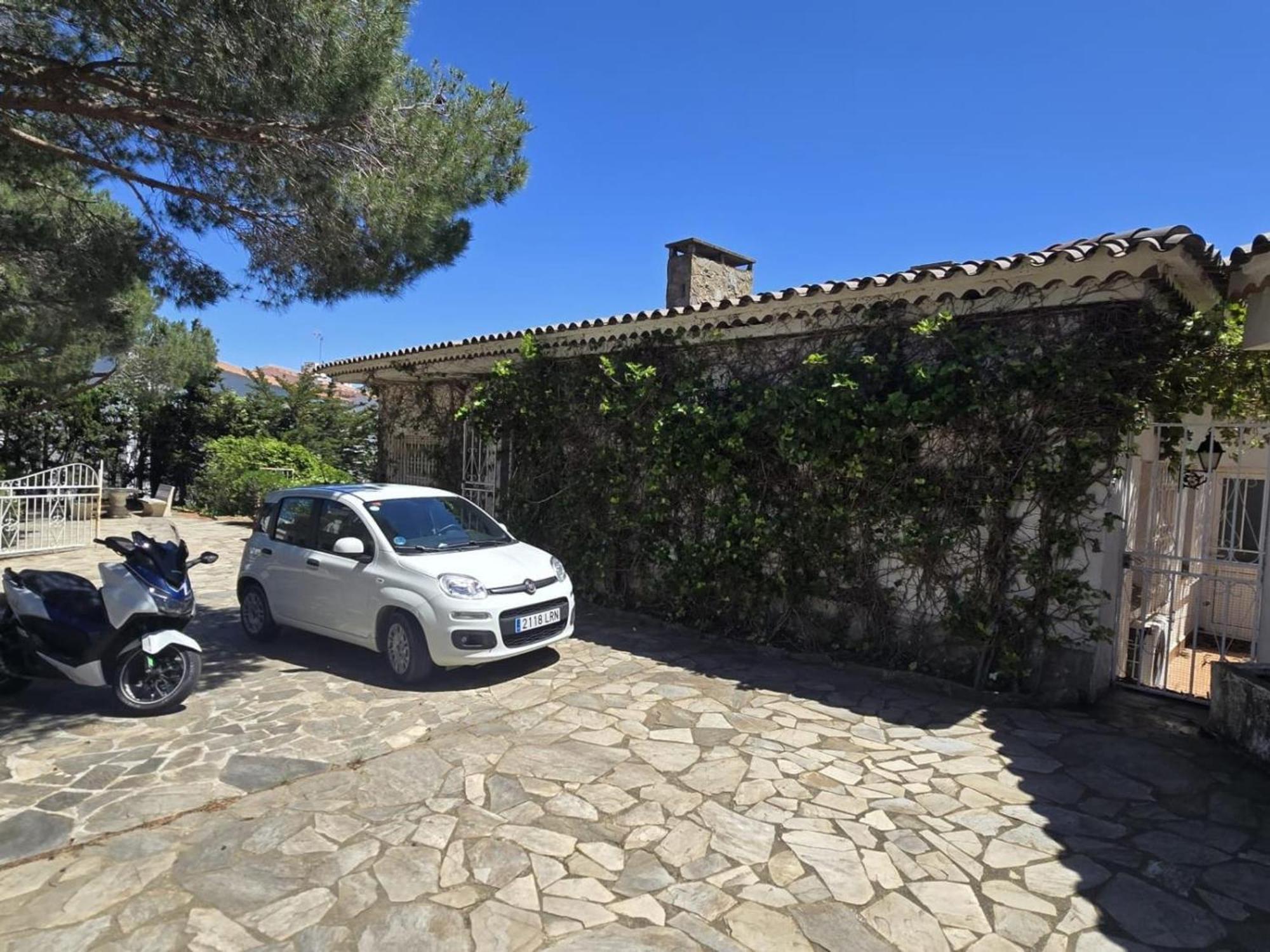 Amplia Casa En 16 Pers. Con Piscina Y Gran Aparcamiento - Es-204-78